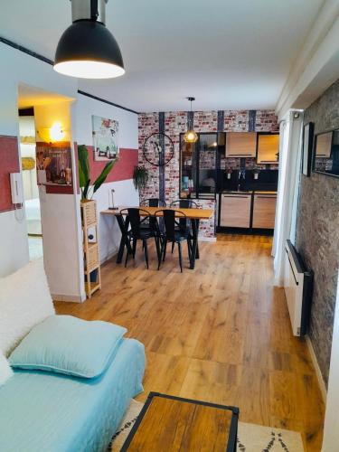 un salon avec un canapé et une table dans l'établissement Petit nid perché très cosy au centre de Béziers, à Béziers