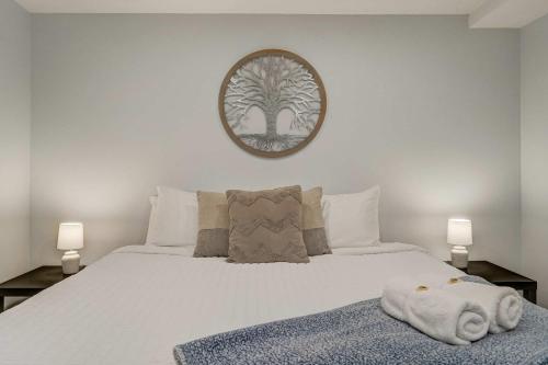 1 dormitorio con cama blanca y espejo en la pared en Parkside Haven Hot Tub Foosball & Family Fun, en Monument