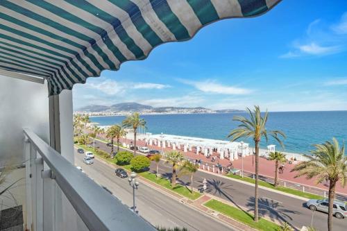 La Prom - a two bedroom apartment with a sea view