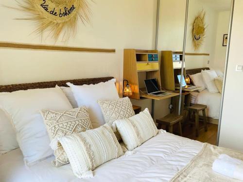 une chambre avec un lit et un bureau avec un ordinateur portable dans l'établissement Le Garib, à Nice