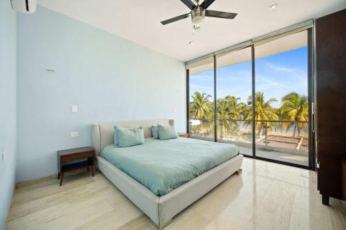 Postel nebo postele na pokoji v ubytování BEACHFRONT COCO Modern Designer House by PENINSULA STAYS