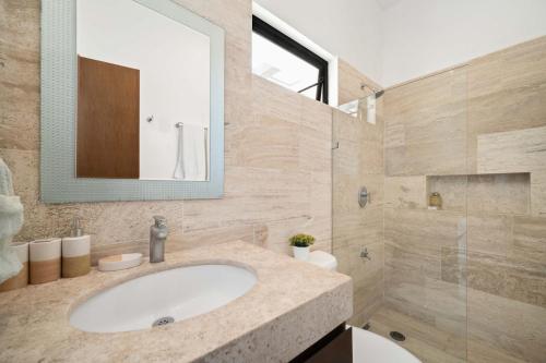 Koupelna v ubytování BEACHFRONT COCO Modern Designer House by PENINSULA STAYS
