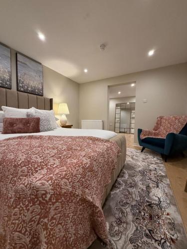 Ένα ή περισσότερα κρεβάτια σε δωμάτιο στο Home away from home in Glasgow - Free Street Parking