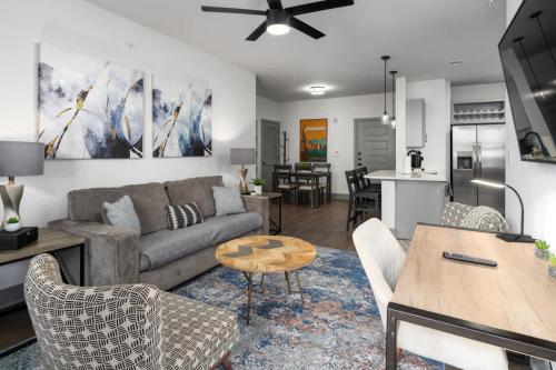 Φωτογραφία από το άλμπουμ του Near Shops Restaurants & Grandview Med Ctr σε Homewood