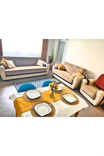 un salon avec une table et des canapés dans l'établissement Appart lumineux et spacieux au centre-ville de Lyon, à Lyon