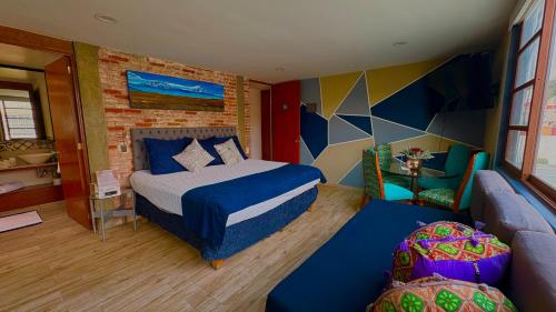 a bedroom with a bed and a couch at Habitaciones Coyoacan (UNAM) in Mexico City