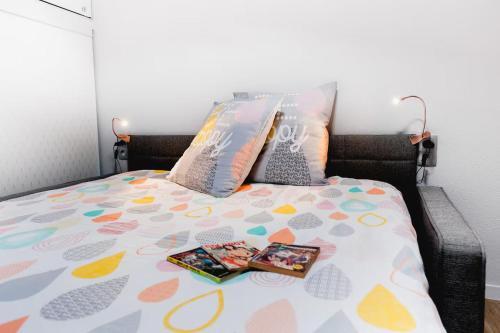- une chambre avec un lit doté d'un couvre-lit à bascule dans l'établissement Charmant studio climatisé au cœur de Toulouse - Quartier des Carmes, à Toulouse