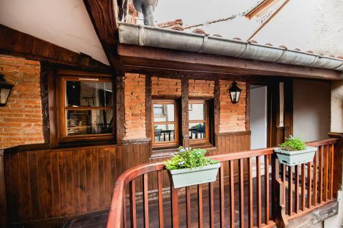 un balcon avec deux plantes en pot sur un immeuble dans l'établissement Charmant studio climatisé au cœur de Toulouse - Quartier des Carmes, à Toulouse