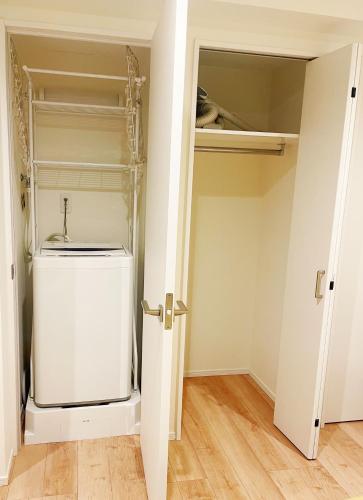 a laundry room with a washer and dryer at Chill Fortuna Shimokitazawa Tokyo in Tokyo