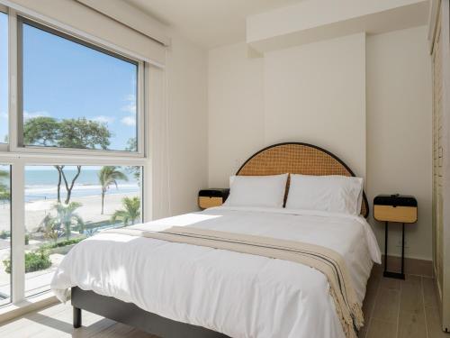 Postel nebo postele na pokoji v ubytování Surfside Playa Caracol Apartment with Hotel Amenities