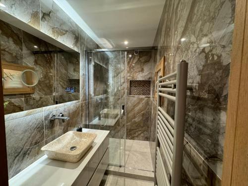 Ένα μπάνιο στο Chalet Evidence