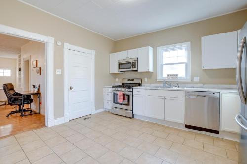 Кухня или мини-кухня в Family-Friendly Home in Junction City
