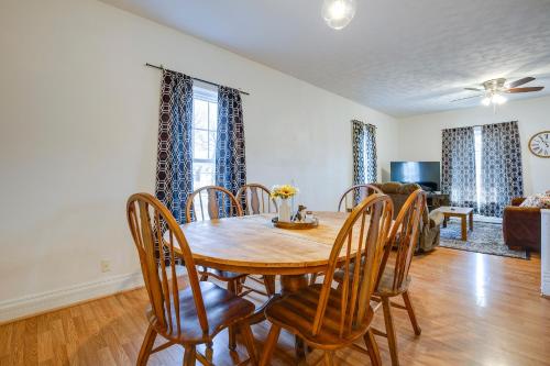 Гостиная зона в Family-Friendly Home in Junction City