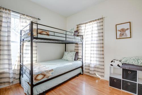 Кровать или кровати в номере Family-Friendly Home in Junction City