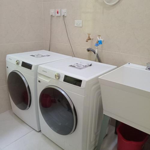 a washing machine and a sink in a bathroom at Gorgeous 1 Bedroom Apartment in the Kingston Hills in Kingston