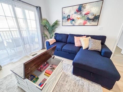 Ruang duduk di Modern & Comfy - Close to Shopping, Christmas Village, Outlets & Beaches- Easy GF access