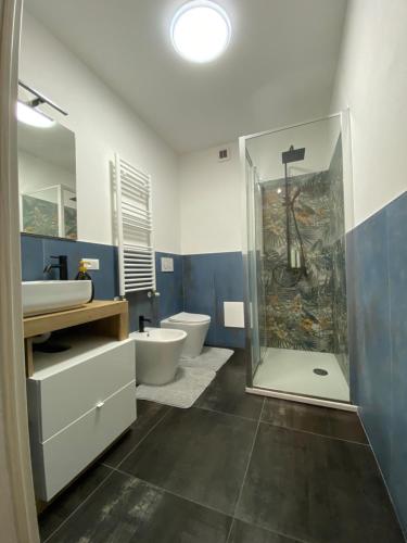 a bathroom with a shower and two toilets and a sink at Colibrì Art B&B in San Martino in Argine