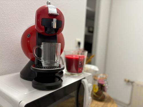 un mélangeur rouge assis sur un comptoir avec une boisson dans l'établissement Studio Strasbourg Proche Tram, à Strasbourg