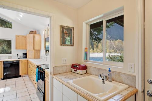 Η κουζίνα ή μικρή κουζίνα στο Baring Bend Lodge