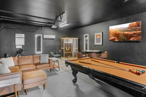 Posezení v ubytování 5 Bed 3 Bath Uptown Sedona-Game Room-Sauna-Cold Plunge-Jacuzzi-Gym