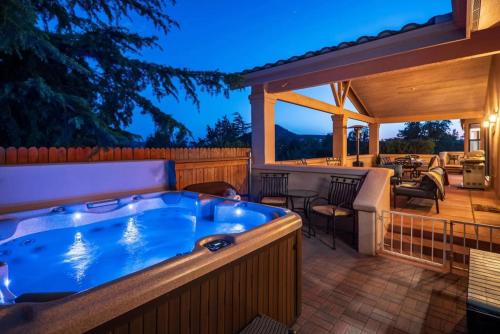 Bazén v ubytování 5 Bed 3 Bath Uptown Sedona-Game Room-Sauna-Cold Plunge-Jacuzzi-Gym nebo v jeho okolí