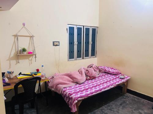 Ένα ή περισσότερα κρεβάτια σε δωμάτιο στο Kashi homestay
