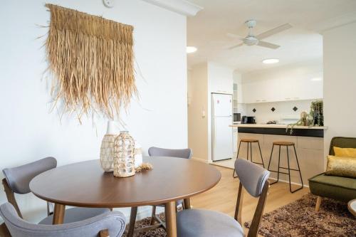 a dining room with a table and chairs at High Level 1BR Apartment 1 MIN to Beach in Gold Coast