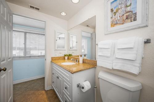 Ένα μπάνιο στο 3BR Home Steps from Shops, Pier and Beach