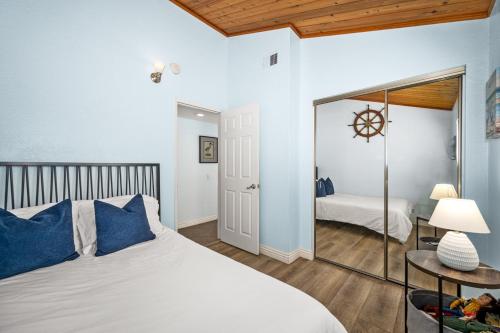 Ένα ή περισσότερα κρεβάτια σε δωμάτιο στο 3BR Home Steps from Shops, Pier and Beach