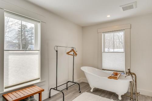 Gambar di galeri bagi Walkable North Woodstock Home on Main Street! di North Woodstock