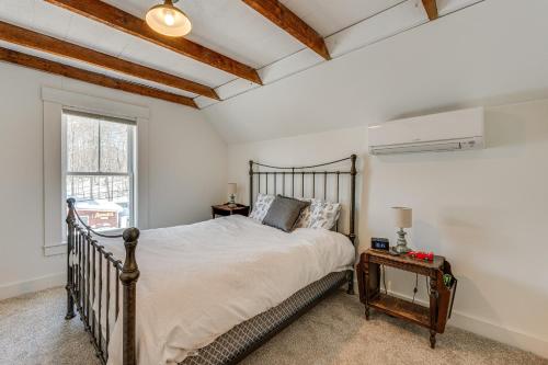 Katil atau katil-katil dalam bilik di Walkable North Woodstock Home on Main Street!