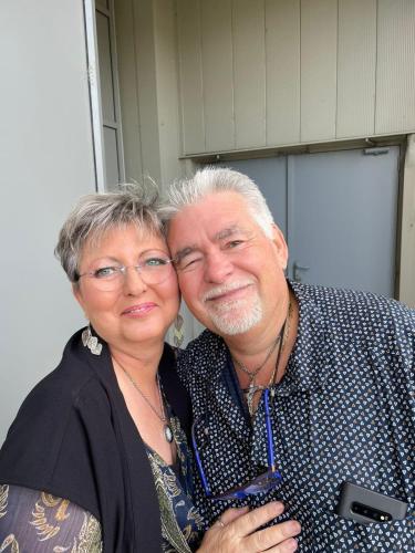 un homme et une femme posant pour une photo dans l'établissement Gîte au coeur de la Touraine, à La Chapelle-sur-Loire
