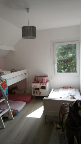 une chambre avec deux lits superposés et une fenêtre dans l'établissement Welcome Villa 8p moderne Terrasse Jacuzzi Jardin, à LʼHay-les-Roses