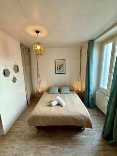 une chambre avec un lit avec deux serviettes dessus dans l'établissement Le Canard du Berry - Wifi - Centre Ville, à Bourges