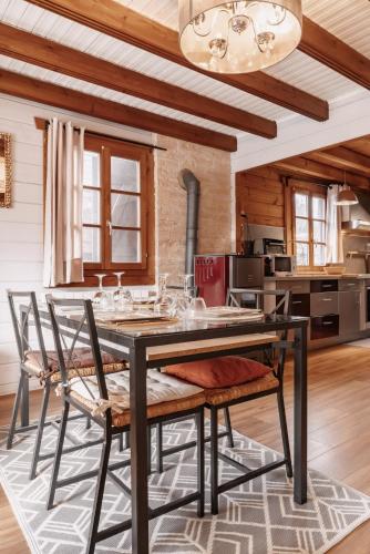 une salle à manger avec une table et des chaises noires dans l'établissement Chalet proche Fontainebleau senart Paris, parking gratuit, à Réau