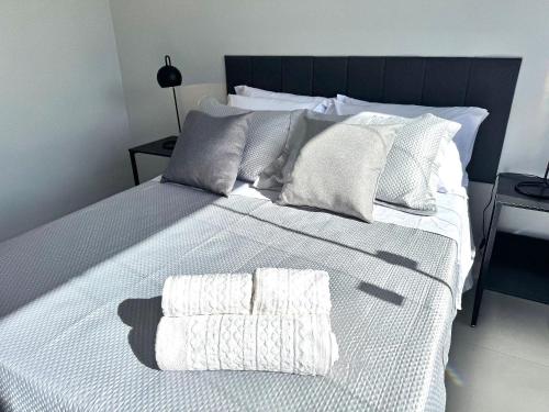 a bed with two towels on top of it at Conforto e praticidade a 2 minutos do centro in Nova Friburgo
