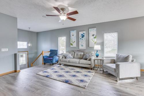 Posezení v ubytování Updated Omaha Condo - 15 Miles to Downtown!
