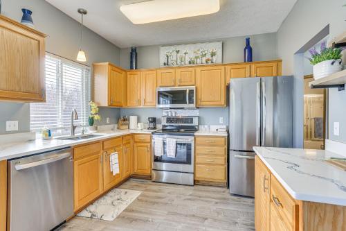 Kuchyň nebo kuchyňský kout v ubytování Updated Omaha Condo - 15 Miles to Downtown!