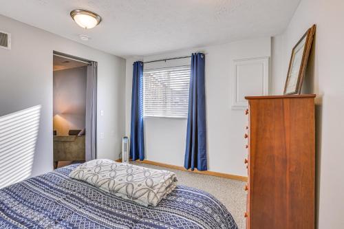 Postel nebo postele na pokoji v ubytování Updated Omaha Condo - 15 Miles to Downtown!