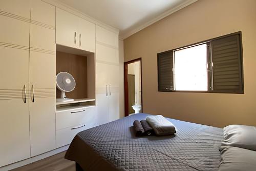 Ένα ή περισσότερα κρεβάτια σε δωμάτιο στο Casa Aconchegante com 2 Quartos