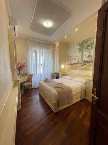 a bedroom with a bed and a desk in it at Dama Opera Elegantia Rooms in Rome