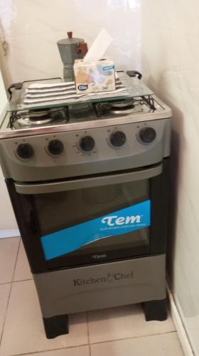 a stove sitting in a corner with at Monoambiente céntrico in Montevideo