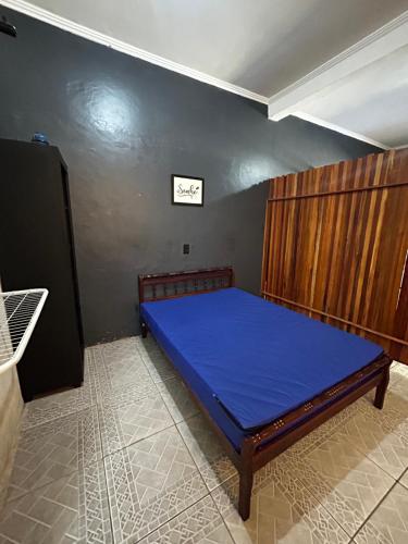 a bedroom with a bed with a blue mattress at Chalé Privativo Surfers Itaguá in Ubatuba
