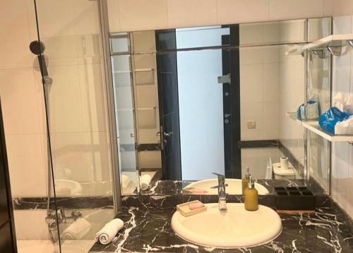 Ένα μπάνιο στο Oumadane Ocean view- Amazing apartment-International Fair and more near by