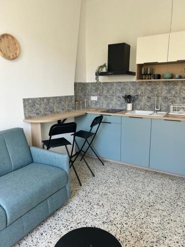 un salon avec un canapé et une cuisine dans l'établissement Studio Les Sources, à Nice