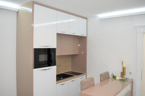Dapur atau dapur kecil di Moco & Tomi
