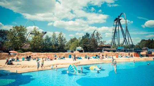 Bazén v ubytování Thorpe Park Lodge - Ground Floor Detached & 2 Free Gated Parking Spaces nebo v jeho okolí