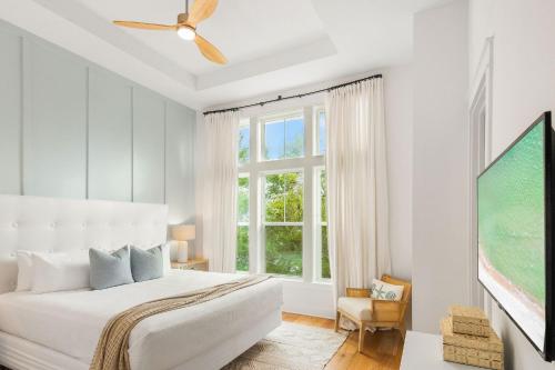 Ένα ή περισσότερα κρεβάτια σε δωμάτιο στο 30A Hideaway by Stay on 30a - Pool, Bikes, Golf Cart