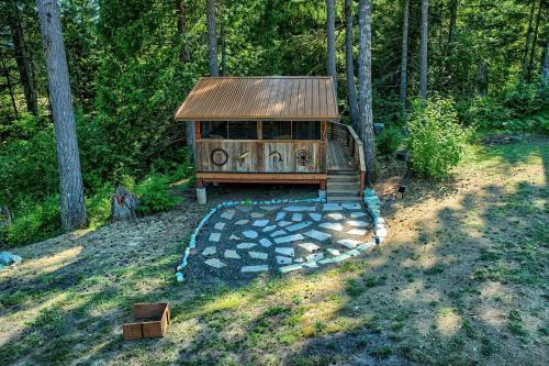 a small wooden house in the middle of a forest at M-Hill Lodge Stevenson 98 in Stevenson