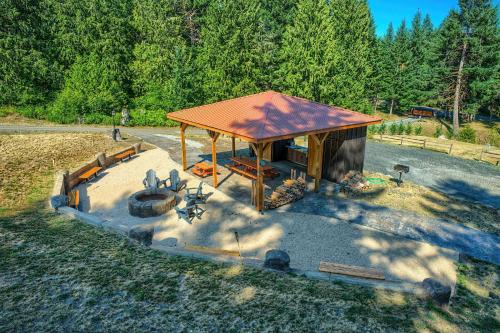 an overhead view of a pavilion with a fire pit at M-Hill Lodge Stevenson 98 in Stevenson